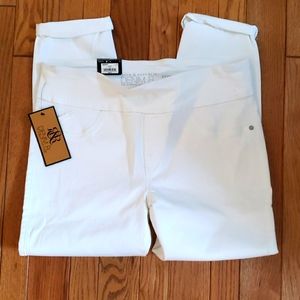 Rock & Republic white pull on crop 16.  NWT